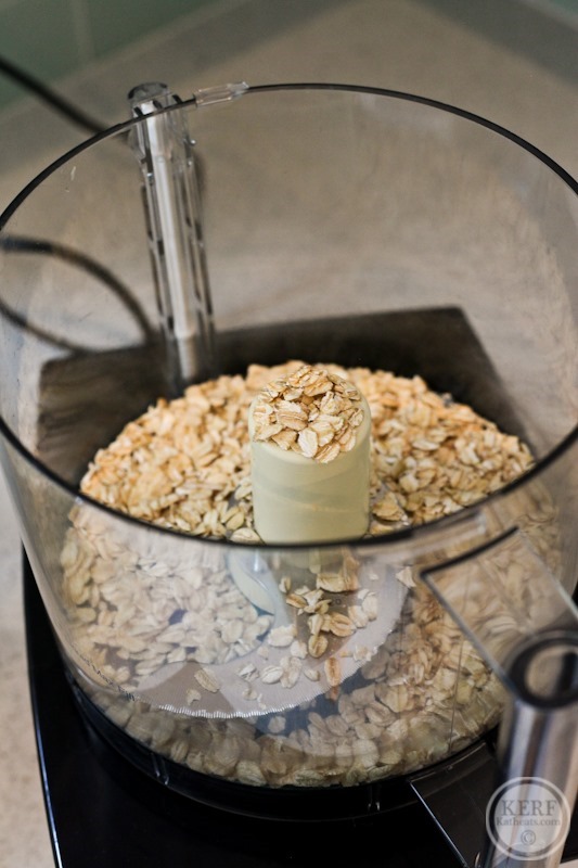 Foodblog-0277 oats in a food processor