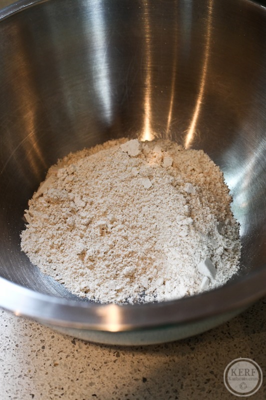 Foodblog-0288 oat flour in a bowl