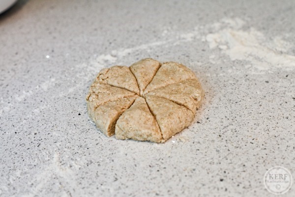 Foodblog-0299 dough circle cut into wedges