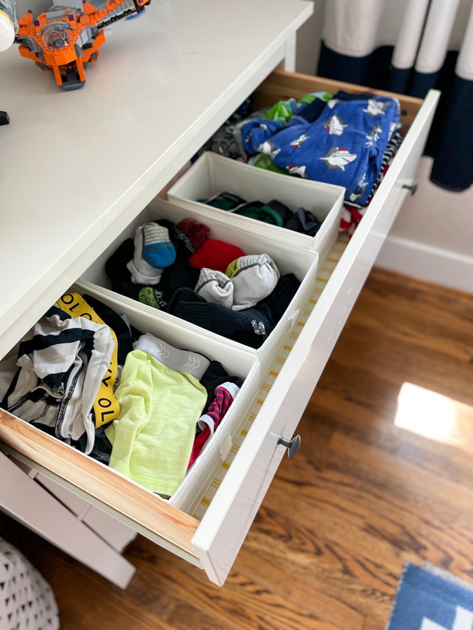 How to sort the clothes in drawers