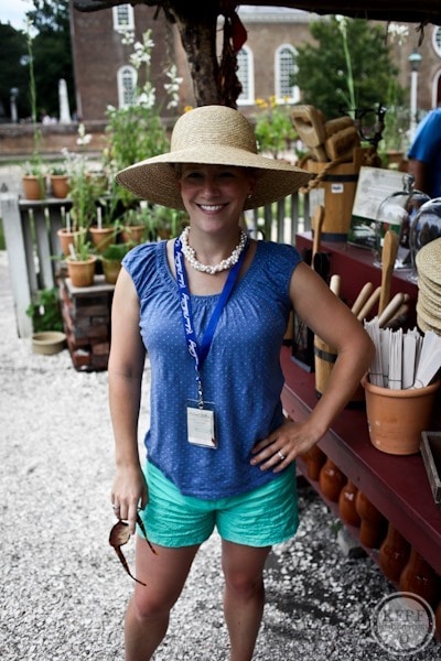 Kath in a big hat in colonial williamsburg