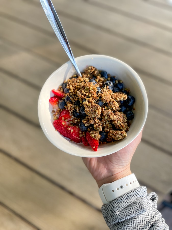 berries breakfast with Granola berries breakfast with Granola | Feels Like Summer
