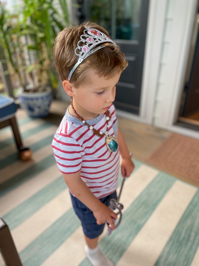 boy wearing tiara toy accessory boy wearing tiara toy accessory | Weekend in Charlotte