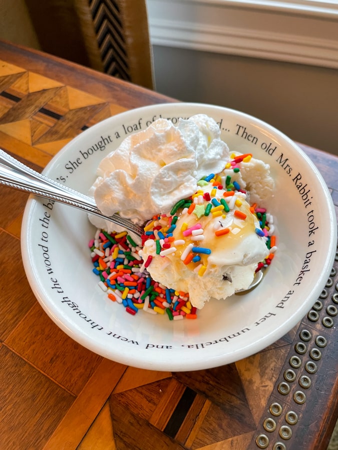 Ice Cream Sundaes with sprinkles Ice Cream Sundaes with sprinkles