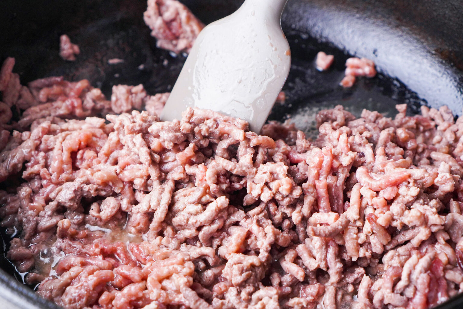 cooking ground beef in skillet cooking ground beef in skillet