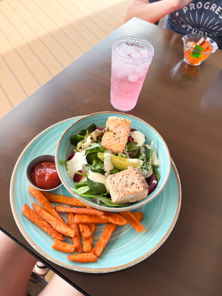 Salmon salad with sweet potato fries Salmon salad with sweet potato fries