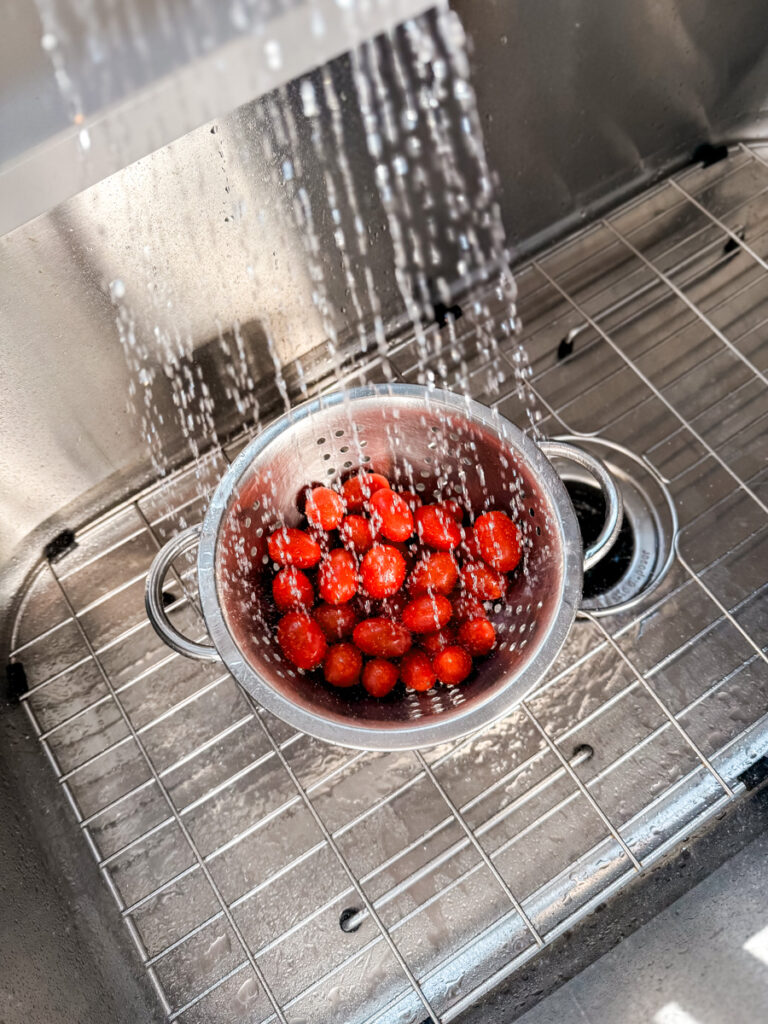 wash tomatoes