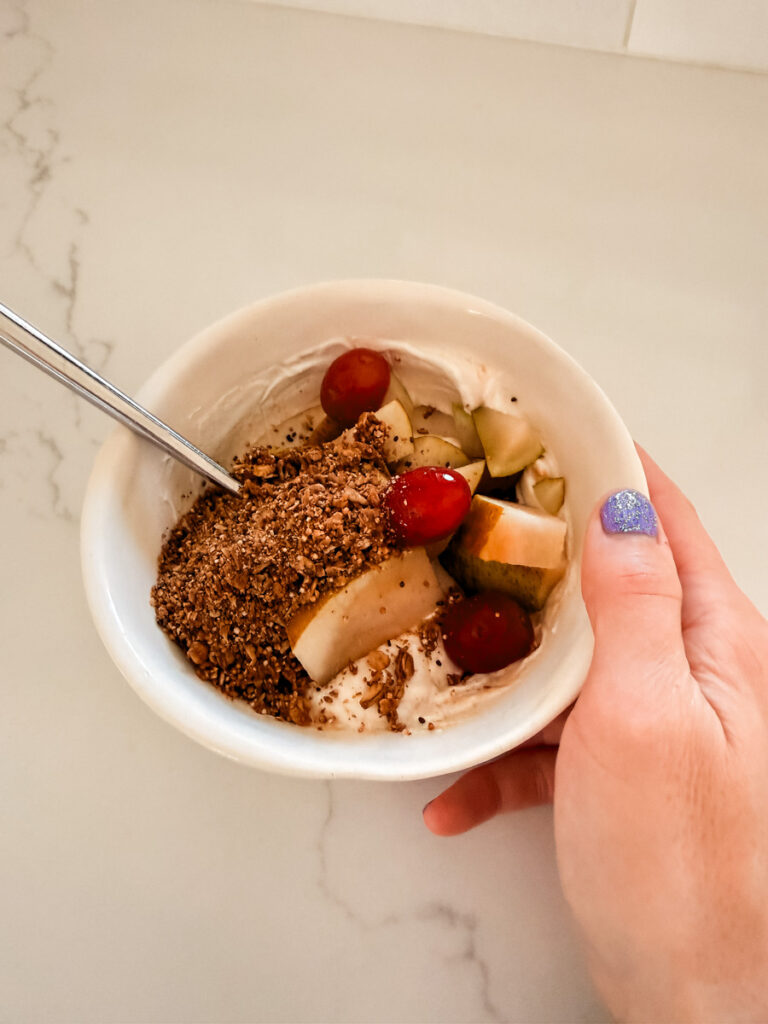 Yogurt Granola Yogurt / Granola / Pear / Grapes