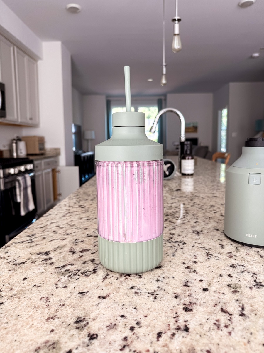 beast blender mega 1200 with straw lid on 